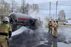 В Свердловской области загорелся бензовоз на заправке