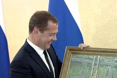 «В цеху»: чью картину подарил Медведеву Путин