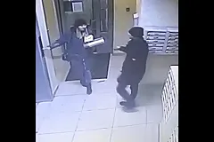 Житель Новосибирска убил беременную женщину в подъезде дома и попытался скрыться