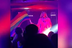 В екатеринбургском клубе травести артист исполнил гимн России, держа в руках флаг ЛГБТ