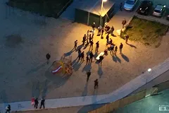 На Уктусе жители связали наркомана, бегавшего по машинам во дворе