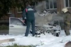 В Свердловской области легковушка врезалась в столб и загорелась