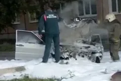 В Свердловской области легковушка врезалась в столб и загорелась