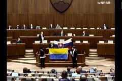 В парламенте Словакии демонстративно облили из бутылки флаг Украины