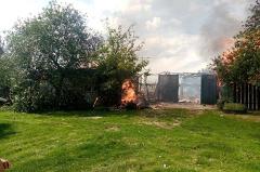 Под Брянском после обстрела со стороны ВСУ загорелись жилые дома