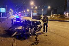 «Водитель в реанимации». Машина с подростком за рулем разбилась о бордюр в Екатеринбурге