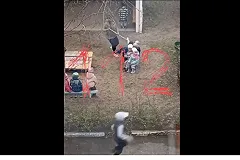 В Екатеринбурге воспитатель детского сада ногой скинула сидящего на скамейке ребенка