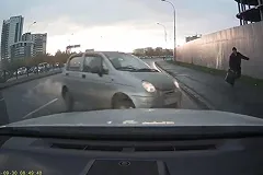 На улице Машинной Daewoo Matiz чуть не сбил пешехода прямо на тротуаре