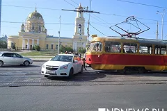 Маршрутка, легковушка и трамвай столкнулись на улице Розы Люксембург