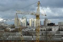 В центре Екатеринбурга стрела башенного крана переломилась надвое