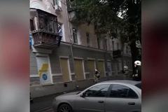 В Екатеринбурге неадекватного мужчину сняли с балкона и отправили в психиатрическую больницу