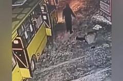 В Екатеринбурге водитель автобуса выгнал из салона пьяную женщину