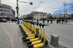 «Я никого не сбила, просто врезалась в человека»: в Екатеринбурге самокатчица сломала себе нос