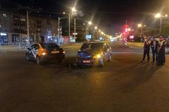 Кто был за рулём? В Екатеринбурге ночью произошло неоднозначное ДТП с пострадавшими