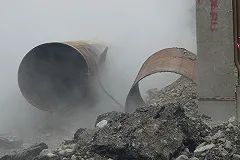 В Екатеринбурге ночью забил коммунальный «гейзер»