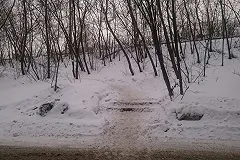 Детская коляска выкатилась на дорогу по нечищеной лестнице в Екатеринбурге