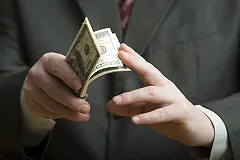 Замминистра транспорта РФ пожаловался на взятку в 10 тысяч долларов и бутылку водки