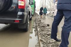 Мэр Екатеринбурга объяснил, почему на улицах города появляется жидкая грязь