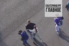 В Екатеринбурге пара на самокате сбила двух человек подряд и уехала (ВИДЕО)