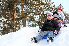В Екатеринбурге сотрудники ГИБДД нашли две опасные для детей горки