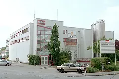 Бутылки молока с полуобнажёнными девушками вызвали скандал в Германии