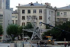 Звезду Ельцин-центра установили у Дворца молодёжи в качестве новой «доминанты»