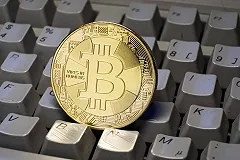 Биткоин за сутки обрушился на четверть