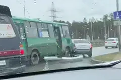 Академический встал в огромную пробку из-за ДТП с автобусом