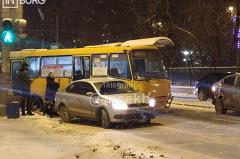 В Екатеринбурге пассажирский автобус столкнулся с двумя машинами