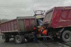 В столице Урала трамвай протаранил грузовик