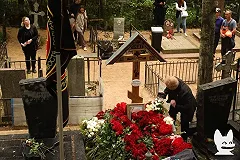 В кресте на могиле Евгения Пригожина увидели странности