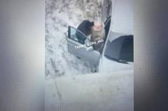 В Екатеринбурге мужчина силой затащил девушку в машину