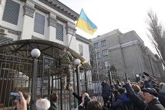 В Екатеринбурге полиция задержала казака, сломавшего древко украинского флага