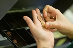 Россияне стали тратить на еду больше половины дохода