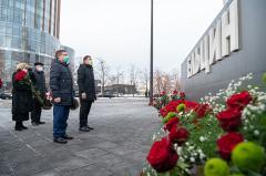 Уральцы захейтили пост Куйвашева о возложении цветов к памятнику Ельцина