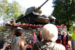 В эстонской Нарве начали перенос танка-памятника Т-34
