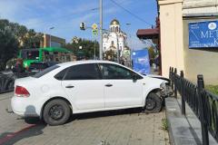 Таксист пробил ограду и вылетел на тротуар у Дома Метенкова