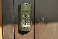 В Подмосковье 22-летняя девушка умерла во время визита военкомов к ее брату