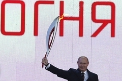 Олимпийский факел погас в руках министра культуры