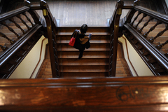 В Екатеринбурге мальчик упал в пролет школьной лестницы