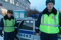 Водителя без бензина, телефона и денег спасли инспекторы ДПС на Урале