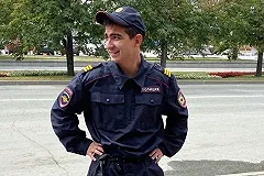 У сквера на Октябрьской площади задержали актера в форме полицейского