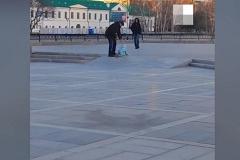В Екатеринбурге полиция ищет мужчину, который выгуливал ребенка на поводке в центре города