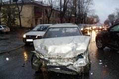 Мать с двухлетней дочкой пострадали  от столкновения 3 авто