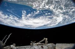 Российские космонавты почистят иллюминаторы на МКС