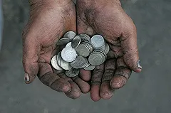 Реальные доходы россиян упали в июле на 2%, реальная зарплата — на 9,2%