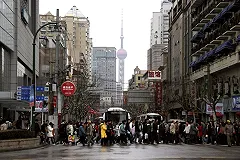 Китаец шваброй спас выпавшего из окна ребенка