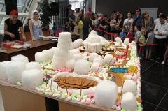 В Екатеринбурге построили гигантский город из сахарной ваты
