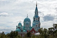 На колокольню 200-летнего храма на Химмаше начали устанавливать купол и крест