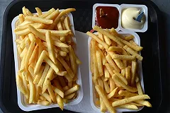 Осужденные в уральских колониях получат на Новый год люля-кебаб и картошку фри